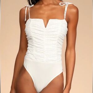 NWT🤍 Lulus White Lace Bodysuit